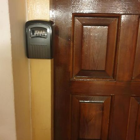 Les Vagues Au Balcon Apartment เอมปูเรียบราบา ภายนอก รูปภาพ