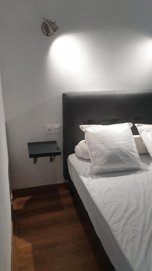Les Vagues Au Balcon Apartment เอมปูเรียบราบา ภายนอก รูปภาพ
