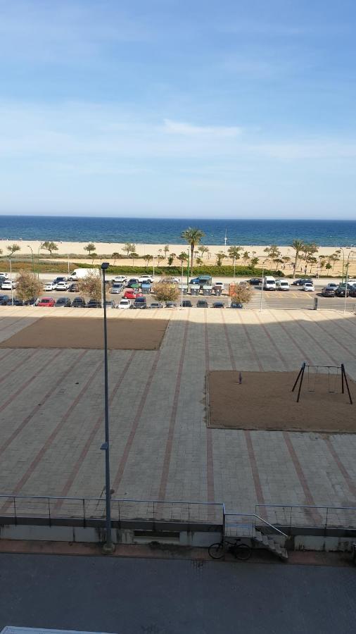 Les Vagues Au Balcon Apartment เอมปูเรียบราบา ภายนอก รูปภาพ