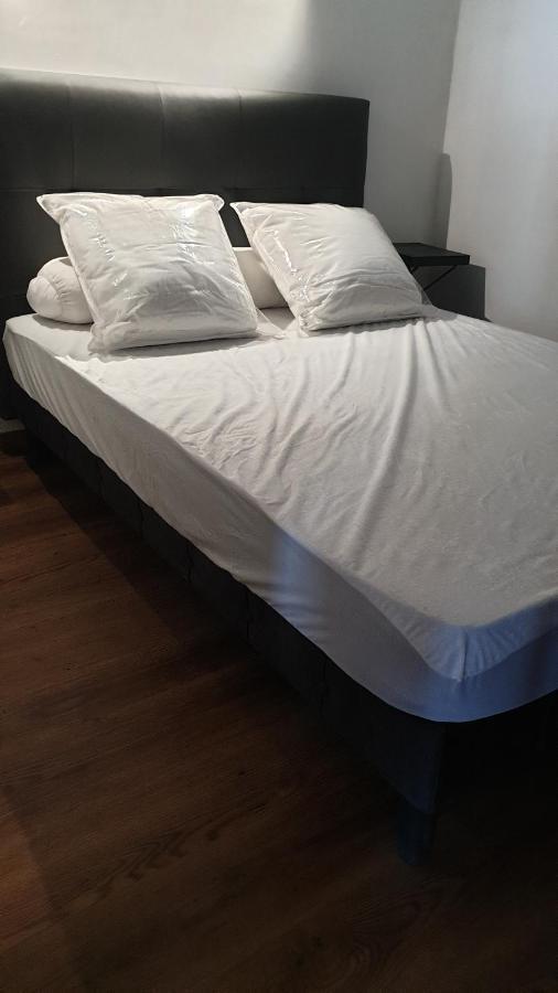 Les Vagues Au Balcon Apartment เอมปูเรียบราบา ภายนอก รูปภาพ