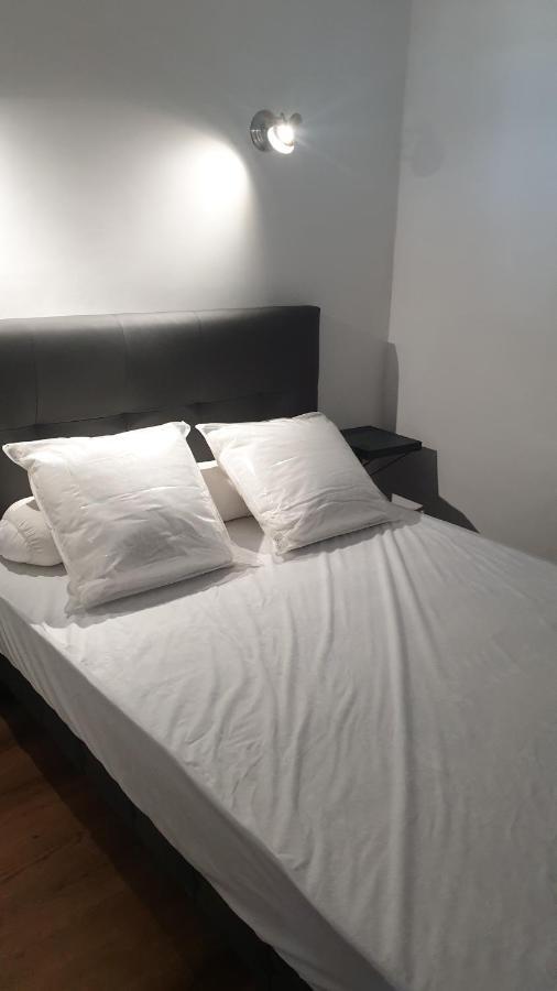 Les Vagues Au Balcon Apartment เอมปูเรียบราบา ภายนอก รูปภาพ