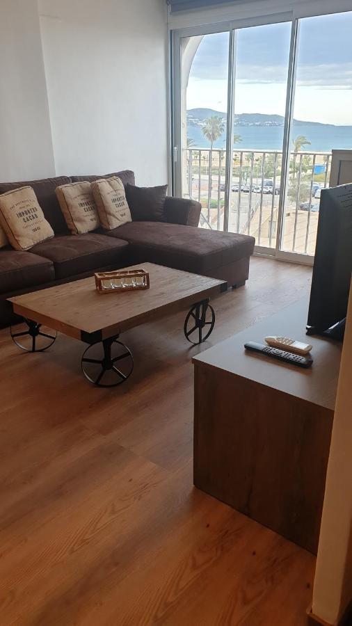 Les Vagues Au Balcon Apartment เอมปูเรียบราบา ภายนอก รูปภาพ