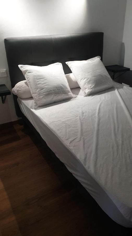 Les Vagues Au Balcon Apartment เอมปูเรียบราบา ภายนอก รูปภาพ