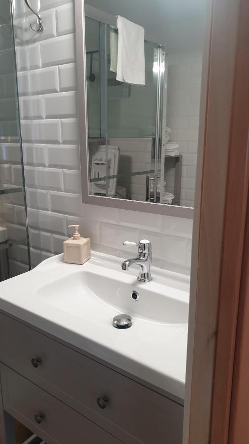Les Vagues Au Balcon Apartment เอมปูเรียบราบา ภายนอก รูปภาพ
