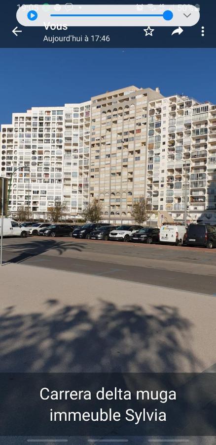 Les Vagues Au Balcon Apartment เอมปูเรียบราบา ภายนอก รูปภาพ